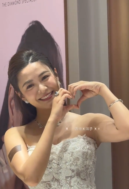 31歲江嘉敏生圖近距離揭最真實身形 深V低胸裝震撼網民眼球：微胖世一！