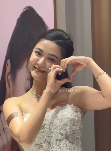 31歲江嘉敏生圖近距離揭最真實身形 深V低胸裝震撼網民眼球：微胖世一！