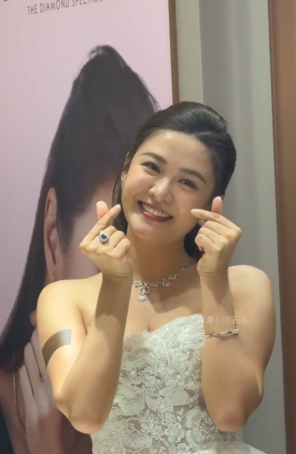 31歲江嘉敏生圖近距離揭最真實身形 深V低胸裝震撼網民眼球：微胖世一！