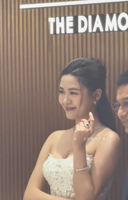 31歲江嘉敏生圖近距離揭最真實身形 深V低胸裝震撼網民眼球：微胖世一！