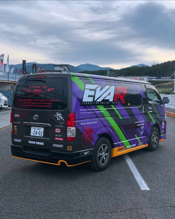EVA 迷必搶初號機 Hiace Tomica Evangelion Racing 支援車模型即將出貨