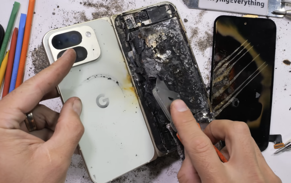 YouTuber極限測試 Google摺疊機王Pixel 10 Pro Fold 驚現白煙  1動作引發網民熱議！