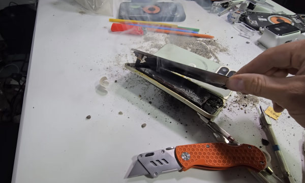 YouTuber極限測試 Google摺疊機王Pixel 10 Pro Fold 驚現白煙  1動作引發網民熱議！