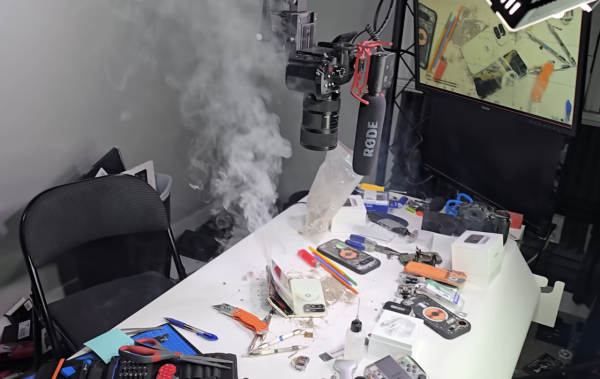 YouTuber極限測試 Google摺疊機王Pixel 10 Pro Fold 驚現白煙  1動作引發網民熱議！