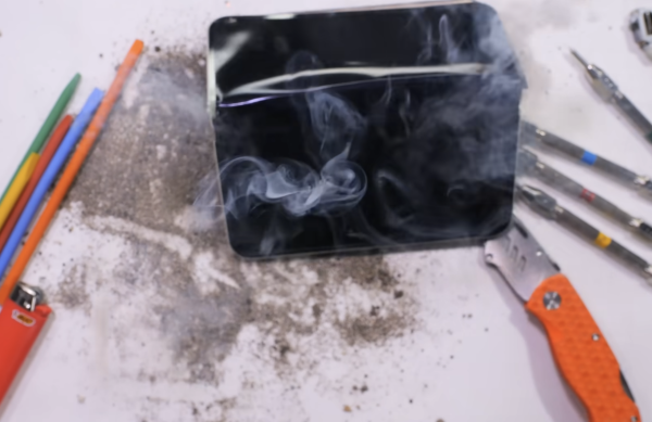 YouTuber極限測試 Google摺疊機王Pixel 10 Pro Fold 驚現白煙  1動作引發網民熱議！