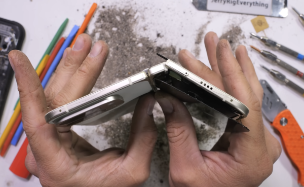 YouTuber極限測試 Google摺疊機王Pixel 10 Pro Fold 驚現白煙  1動作引發網民熱議！