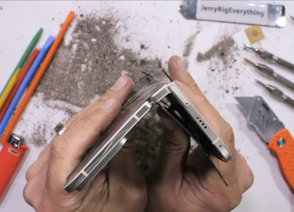 YouTuber極限測試 Google摺疊機王Pixel 10 Pro Fold 驚現白煙  1動作引發網民熱議！