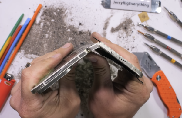 YouTuber極限測試 Google摺疊機王Pixel 10 Pro Fold 驚現白煙  1動作引發網民熱議！