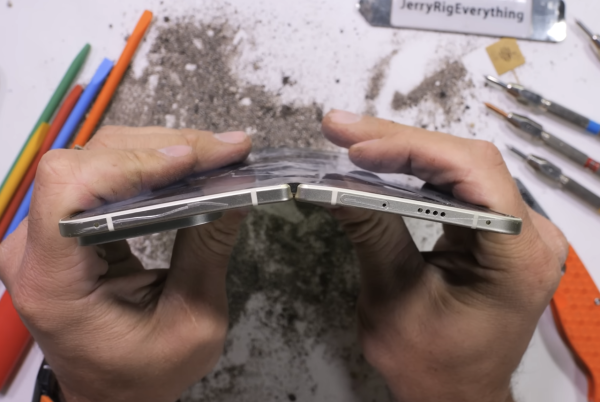 YouTuber極限測試 Google摺疊機王Pixel 10 Pro Fold 驚現白煙  1動作引發網民熱議！