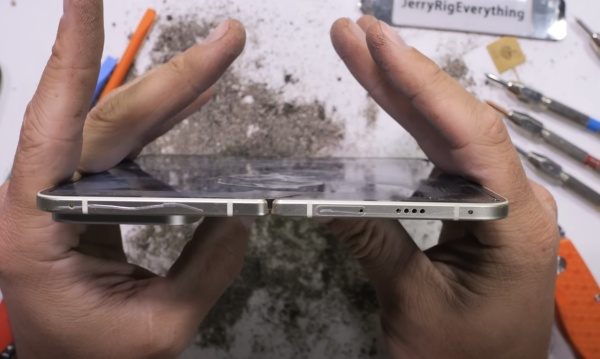 YouTuber極限測試 Google摺疊機王Pixel 10 Pro Fold 驚現白煙  1動作引發網民熱議！