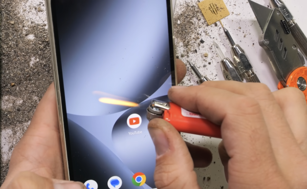 YouTuber極限測試 Google摺疊機王Pixel 10 Pro Fold 驚現白煙  1動作引發網民熱議！