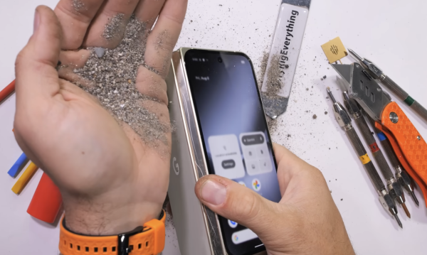 YouTuber極限測試 Google摺疊機王Pixel 10 Pro Fold 驚現白煙  1動作引發網民熱議！