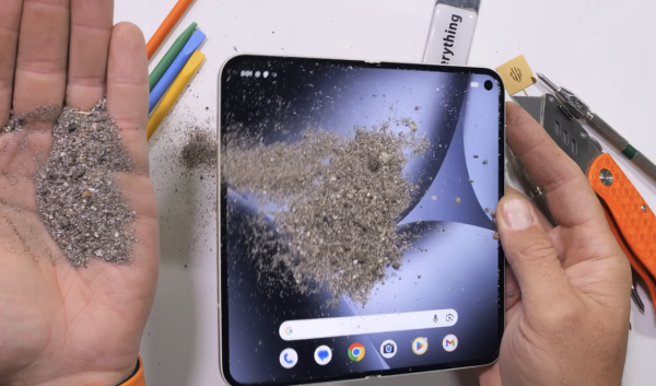 YouTuber極限測試 Google摺疊機王Pixel 10 Pro Fold 驚現白煙  1動作引發網民熱議！