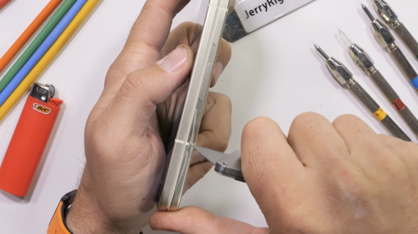 YouTuber極限測試 Google摺疊機王Pixel 10 Pro Fold 驚現白煙  1動作引發網民熱議！