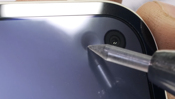 YouTuber極限測試 Google摺疊機王Pixel 10 Pro Fold 驚現白煙  1動作引發網民熱議！