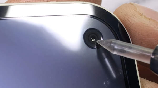 YouTuber極限測試 Google摺疊機王Pixel 10 Pro Fold 驚現白煙  1動作引發網民熱議！