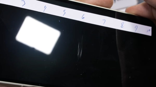 YouTuber極限測試 Google摺疊機王Pixel 10 Pro Fold 驚現白煙  1動作引發網民熱議！