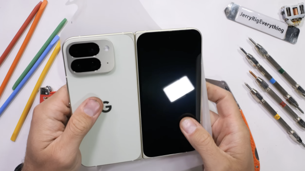 YouTuber極限測試 Google摺疊機王Pixel 10 Pro Fold 驚現白煙  1動作引發網民熱議！