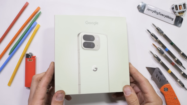 YouTuber極限測試 Google摺疊機王Pixel 10 Pro Fold 驚現白煙  1動作引發網民熱議！
