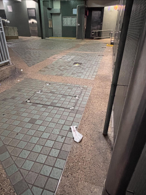 公屋地面驚現「帶血M巾」。圖片來源：Threads