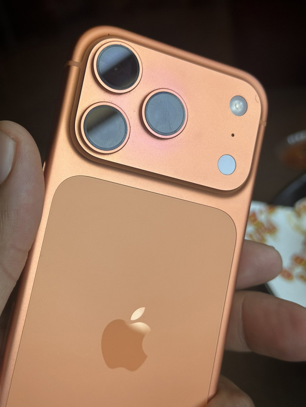 iPhone 17 有驚喜 新配色「宇宙橙」變「粉紅」顏色缺陷竟被大讚「XXX」？