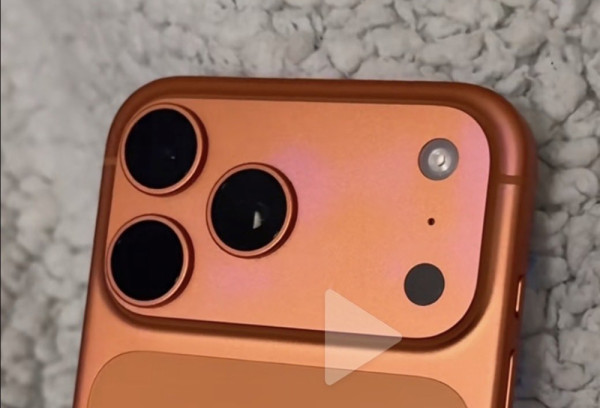 iPhone 17 有驚喜 新配色「宇宙橙」變「粉紅」顏色缺陷竟被大讚「XXX」？