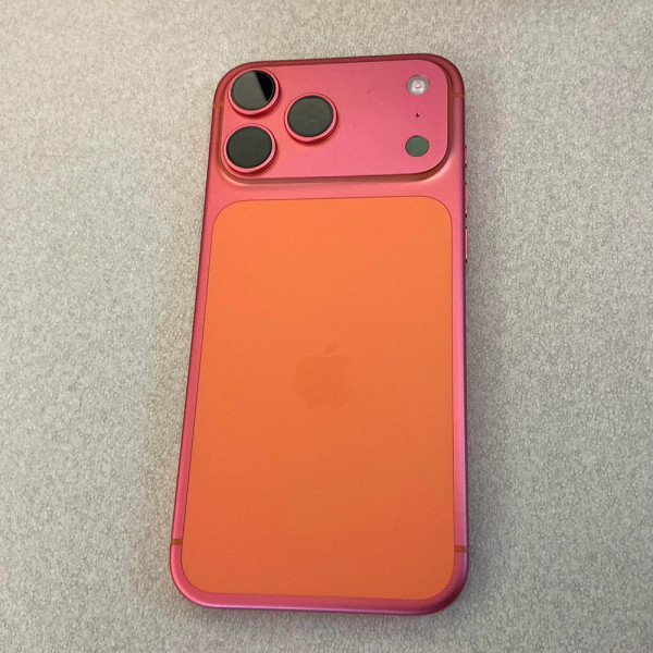 iPhone 17 有驚喜 新配色「宇宙橙」變「粉紅」顏色缺陷竟被大讚「XXX」？
