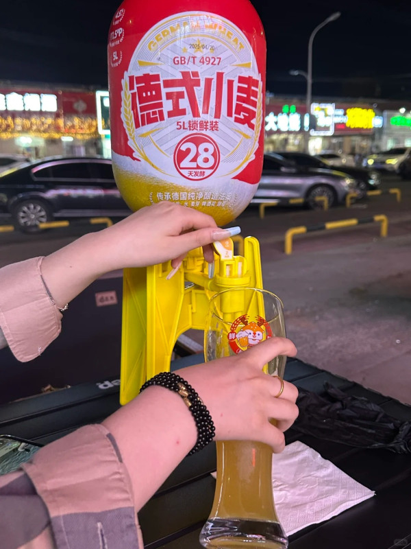 「平價茶飲一哥」蜜雪冰城新出¥5.9鮮啤平過汽水！跨界賣啤酒攻後生仔市場 