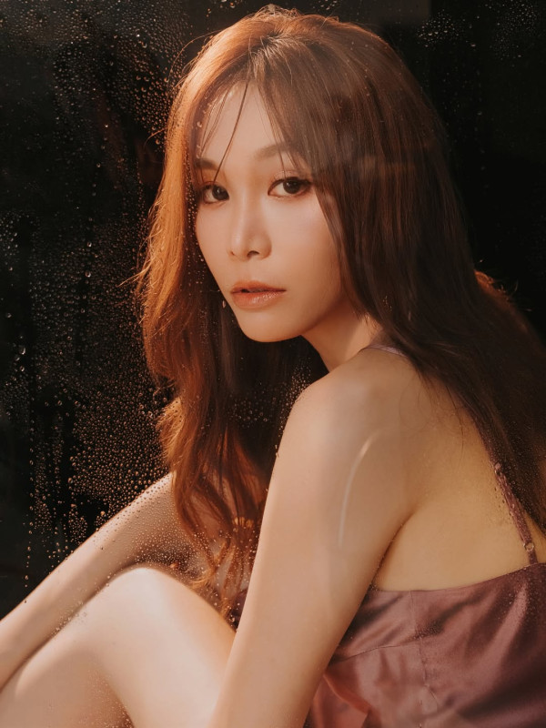 TVB性感女神火紅比堅尼解放魔鬼身材 仰天谷胸夾深溝擺嫵媚甫士超震撼