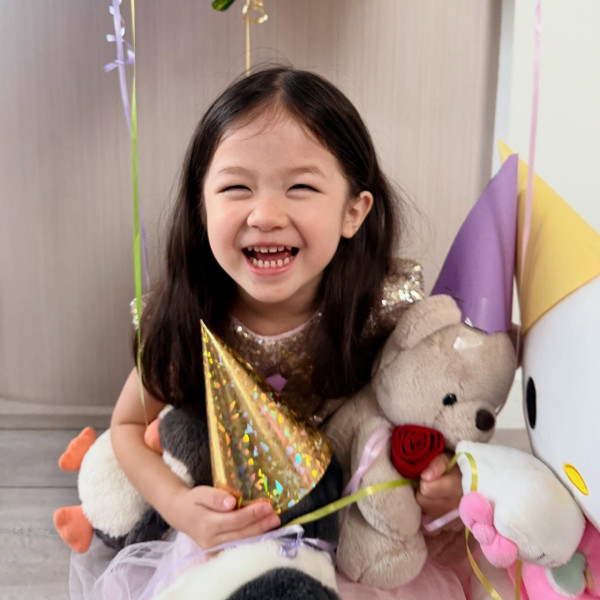鍾嘉欣罕晒細女3歲生日照容貌曝光 比大女更似媽媽美貌！暴風成長驚艷網民