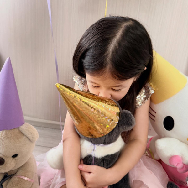 鍾嘉欣罕晒細女3歲生日照容貌曝光 比大女更似媽媽美貌！暴風成長驚艷網民