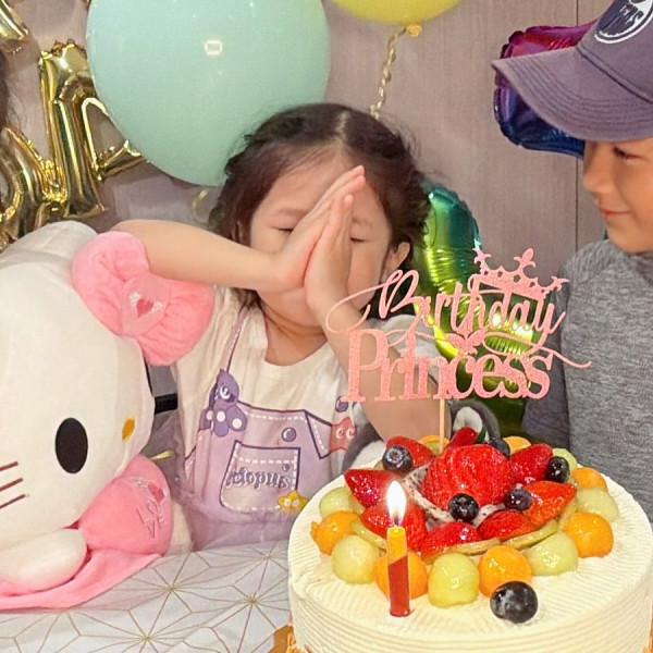鍾嘉欣罕晒細女3歲生日照容貌曝光 比大女更似媽媽美貌！暴風成長驚艷網民