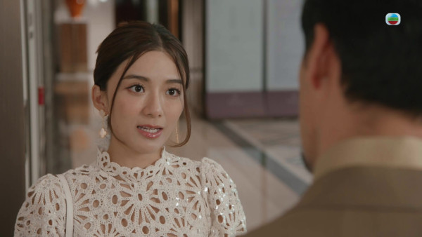 金式森林｜何依婷「古惑喱士內衣」引爆截圖瘋傳 婚後超進擊大解放晒白滑美背