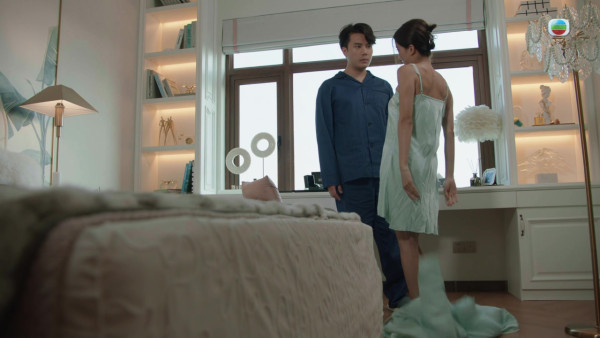 金式森林｜何依婷「古惑喱士內衣」引爆截圖瘋傳 婚後超進擊大解放晒白滑美背