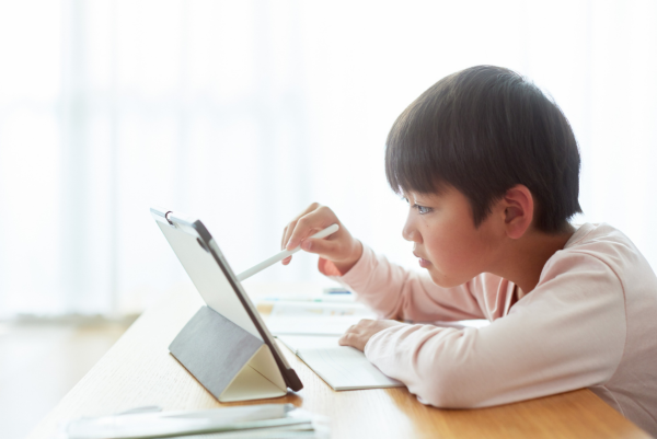 家長注意 6歲女童近視深達1200度 醫生警告恐有失明危機 附10大護眼貼士