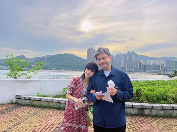 愛回家｜「最受歡迎CP」曖昧足足兩年正式拍拖！雨中深情告白引爆網民洗板：終於在一起
