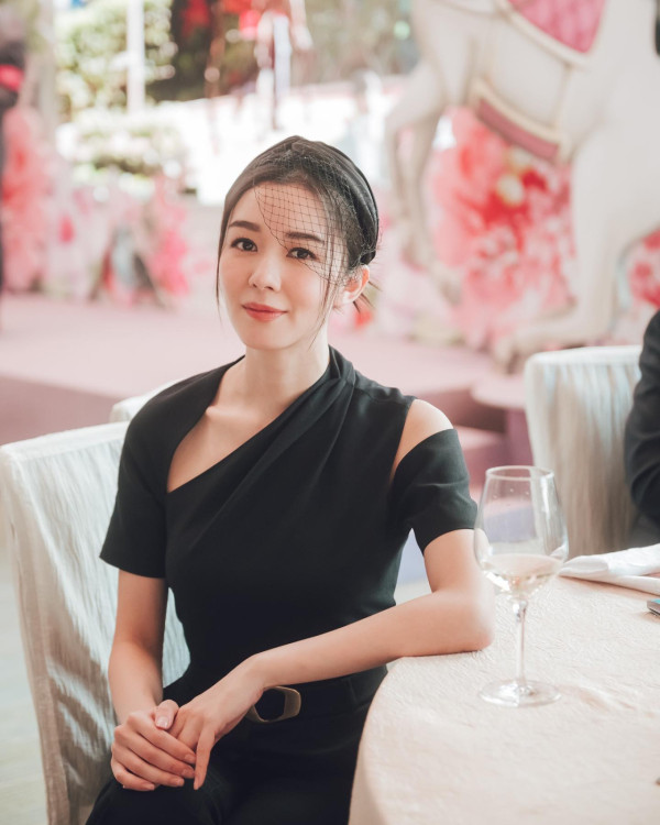 麥明詩晒雪地全家福慶祝34歲生日！雪中抱囝囝畫面極幸福︰感恩能在一起