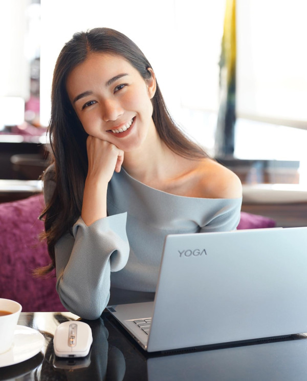 麥明詩晒雪地全家福慶祝34歲生日！雪中抱囝囝畫面極幸福︰感恩能在一起