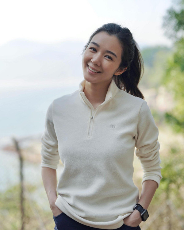 麥明詩晒雪地全家福慶祝34歲生日！雪中抱囝囝畫面極幸福︰感恩能在一起