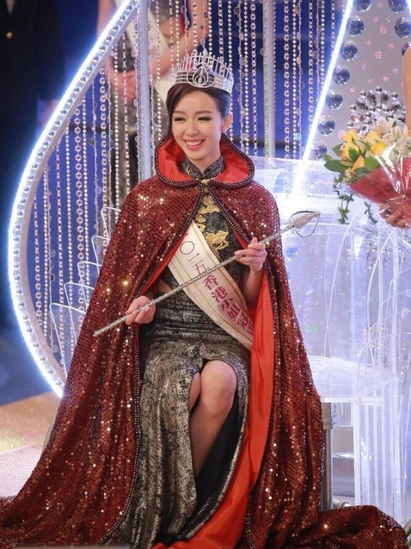 麥明詩晒雪地全家福慶祝34歲生日!雪中抱囝囝畫面極幸福︰感恩能在一起