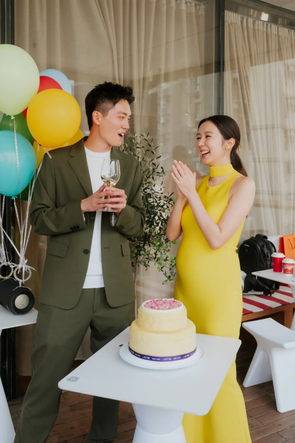 麥明詩晒雪地全家福慶祝34歲生日！雪中抱囝囝畫面極幸福︰感恩能在一起