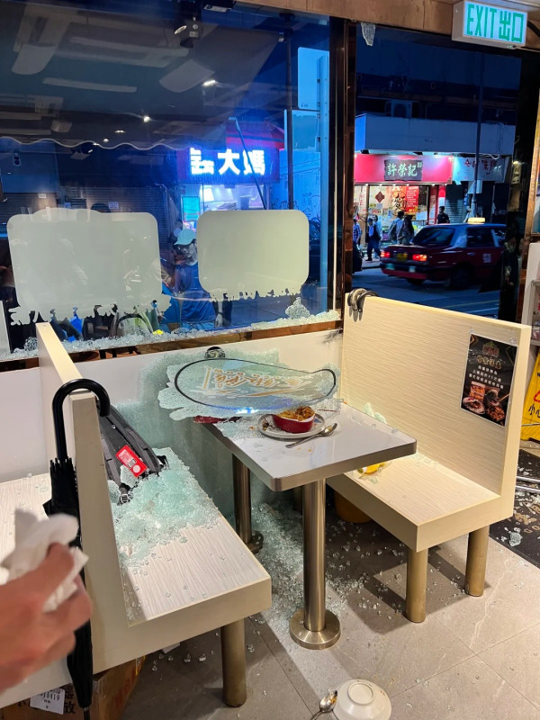 內地客茶記慘遇「爆玻璃」事件 外賣員1原因怒摔門／店家後續咁處理？