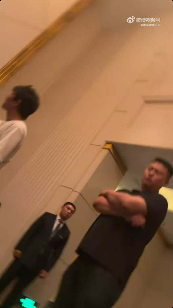 有片！網傳陳冠希酒店大堂怒斥職員登熱搜 網民：每次看到他消息都是跟人吵 