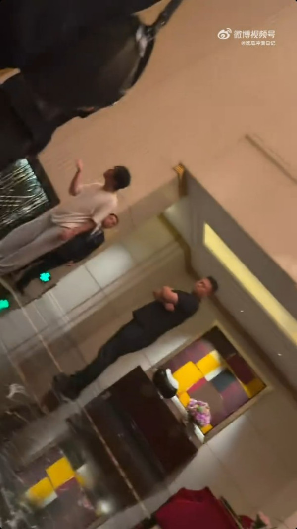 有片！網傳陳冠希酒店大堂怒斥職員登熱搜 網民：每次看到他消息都是跟人吵 