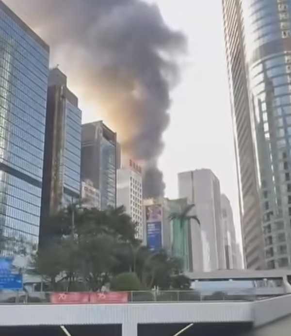 突發！中環華懋大廈爆三級火警 巨型棚架陷火海 濃煙蔽日交通癱瘓