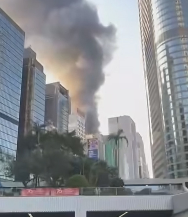 突發！中環華懋大廈爆三級火警 巨型棚架陷火海 濃煙蔽日交通癱瘓