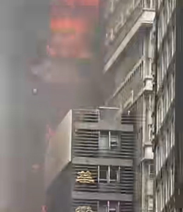突發！中環華懋大廈爆三級火警 巨型棚架陷火海 濃煙蔽日交通癱瘓