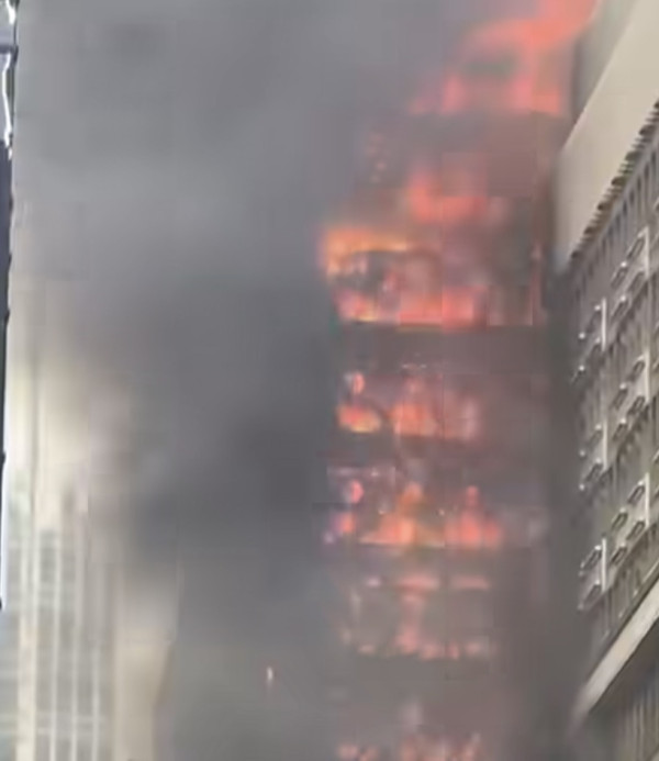 突發！中環華懋大廈爆三級火警 巨型棚架陷火海 濃煙蔽日交通癱瘓