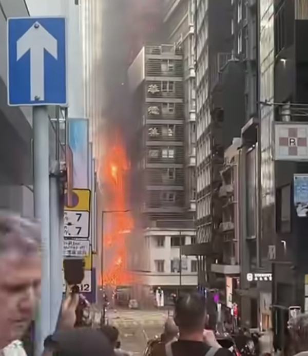 突發！中環華懋大廈爆三級火警 巨型棚架陷火海 濃煙蔽日交通癱瘓