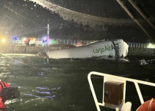 貨機降落香港機場衝落海釀2死 機管局：墮海前無發求救訊號